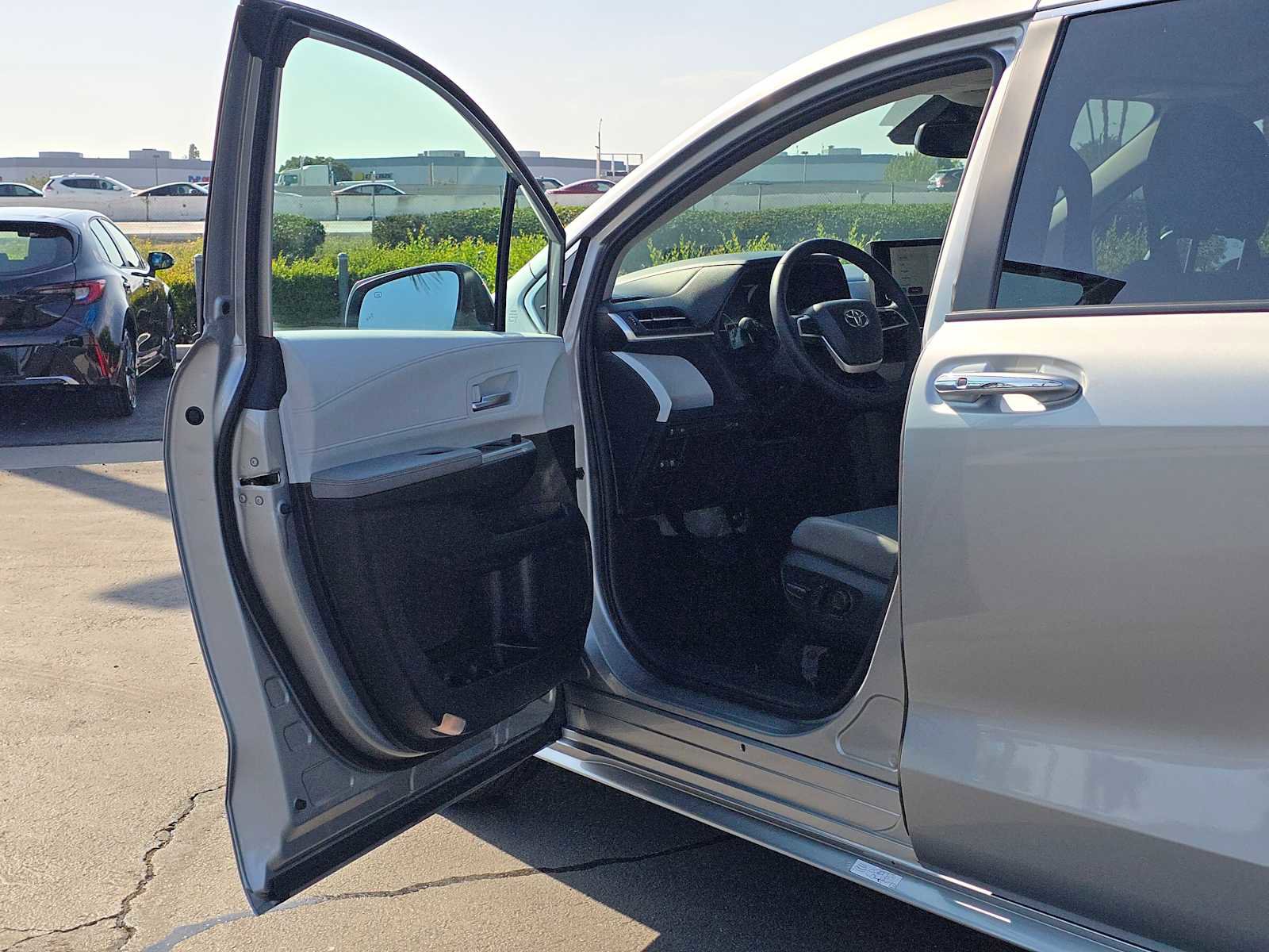 Certified 2025 Toyota Sienna XLE FWD image 23