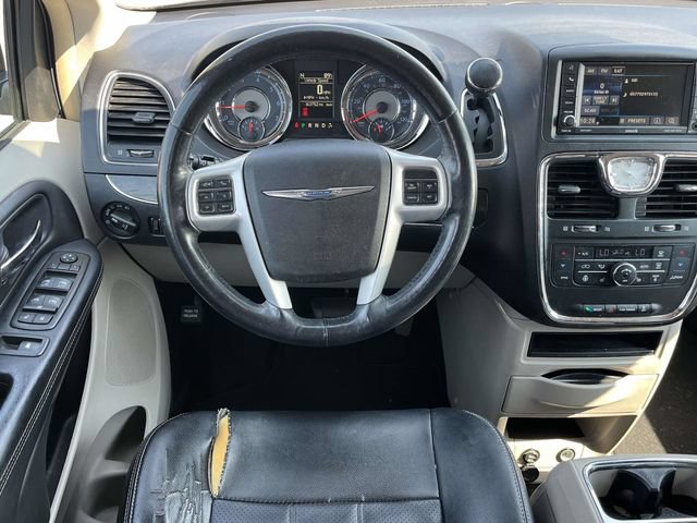 Used 2014 Chrysler Town & Country Touring-L w/ Driver Convenience Group FWD image 17