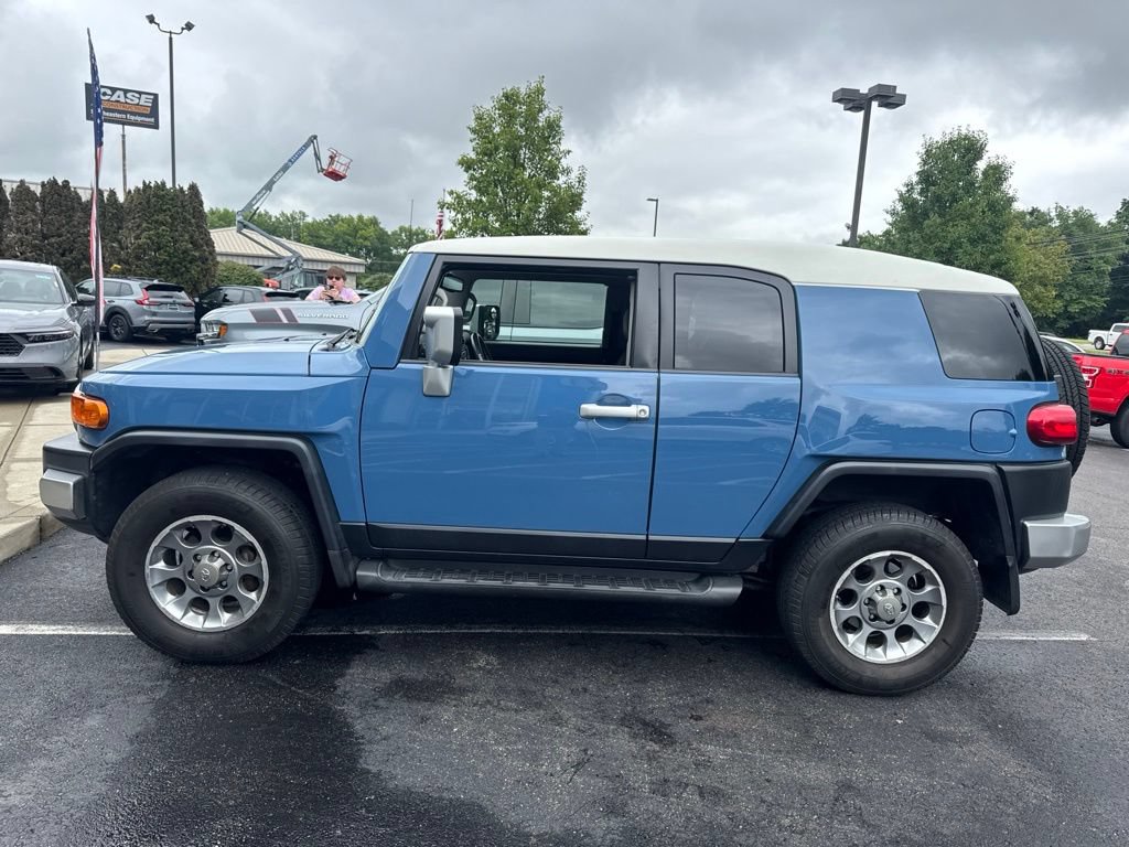 Used 2011 Toyota FJ Cruiser 4WD w/ Upgrade Pkg image 3