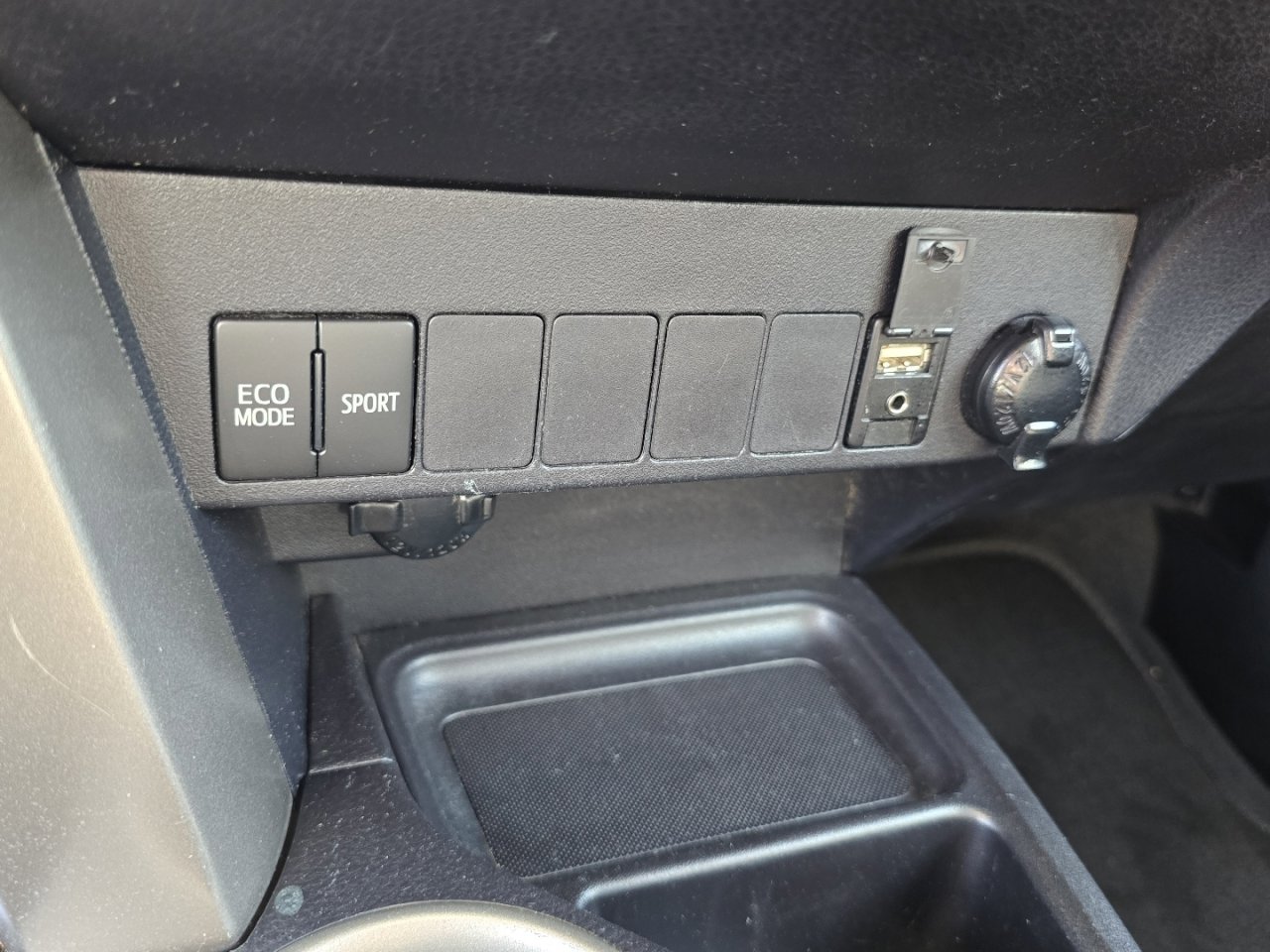 Used 2014 Toyota RAV4 XLE AWD/4WD image 24