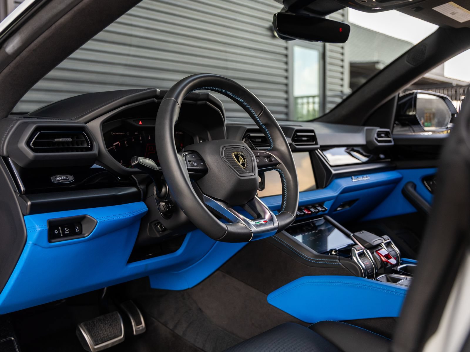 Used 2025 Lamborghini Urus S AWD/4WD image 29