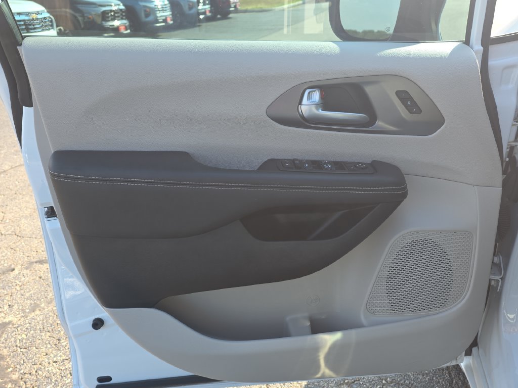 Used 2024 Chrysler Pacifica Touring-L FWD image 12