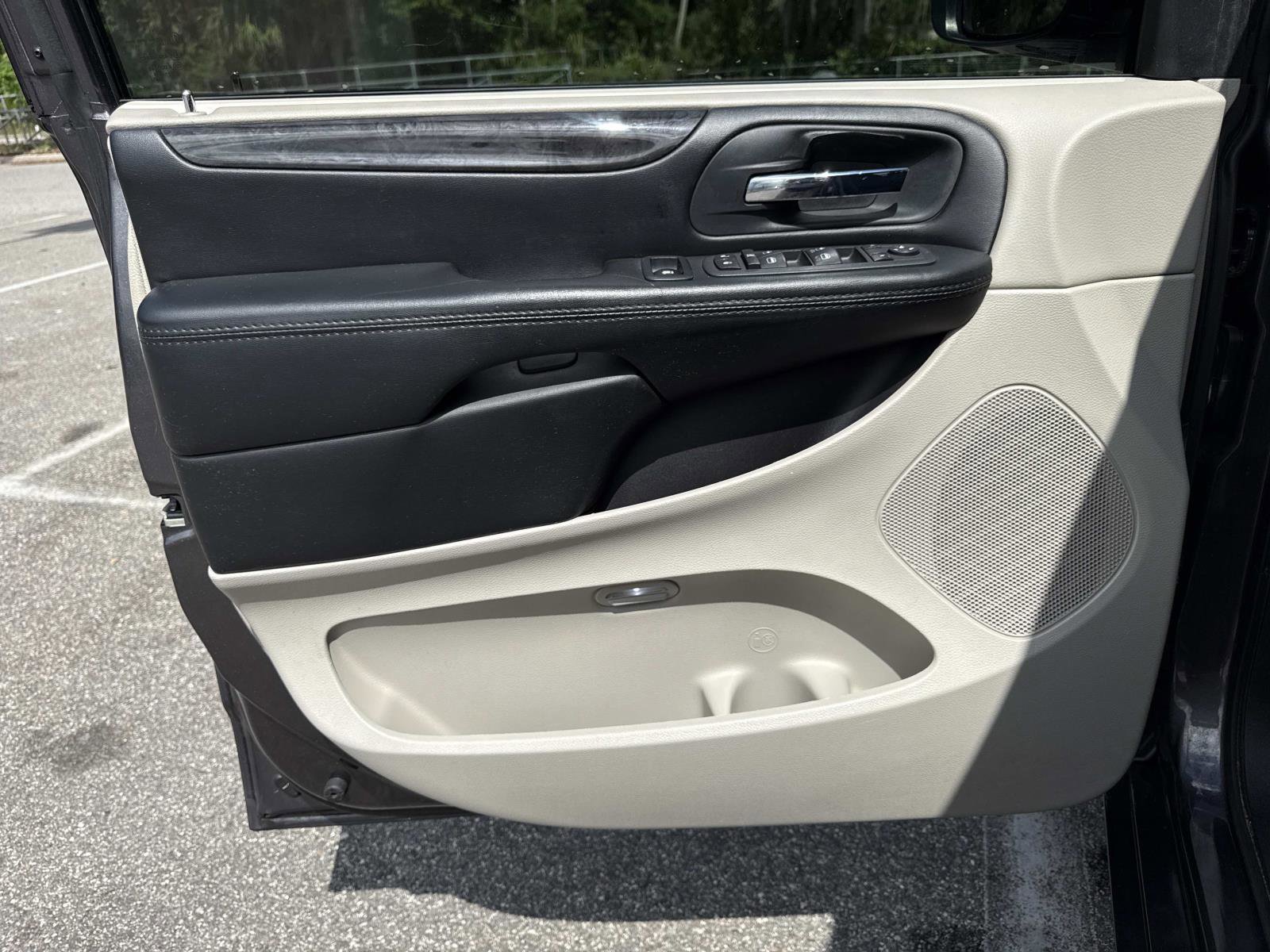Used 2020 Dodge Grand Caravan SE w/ UConnect Hands-Free Group image 17