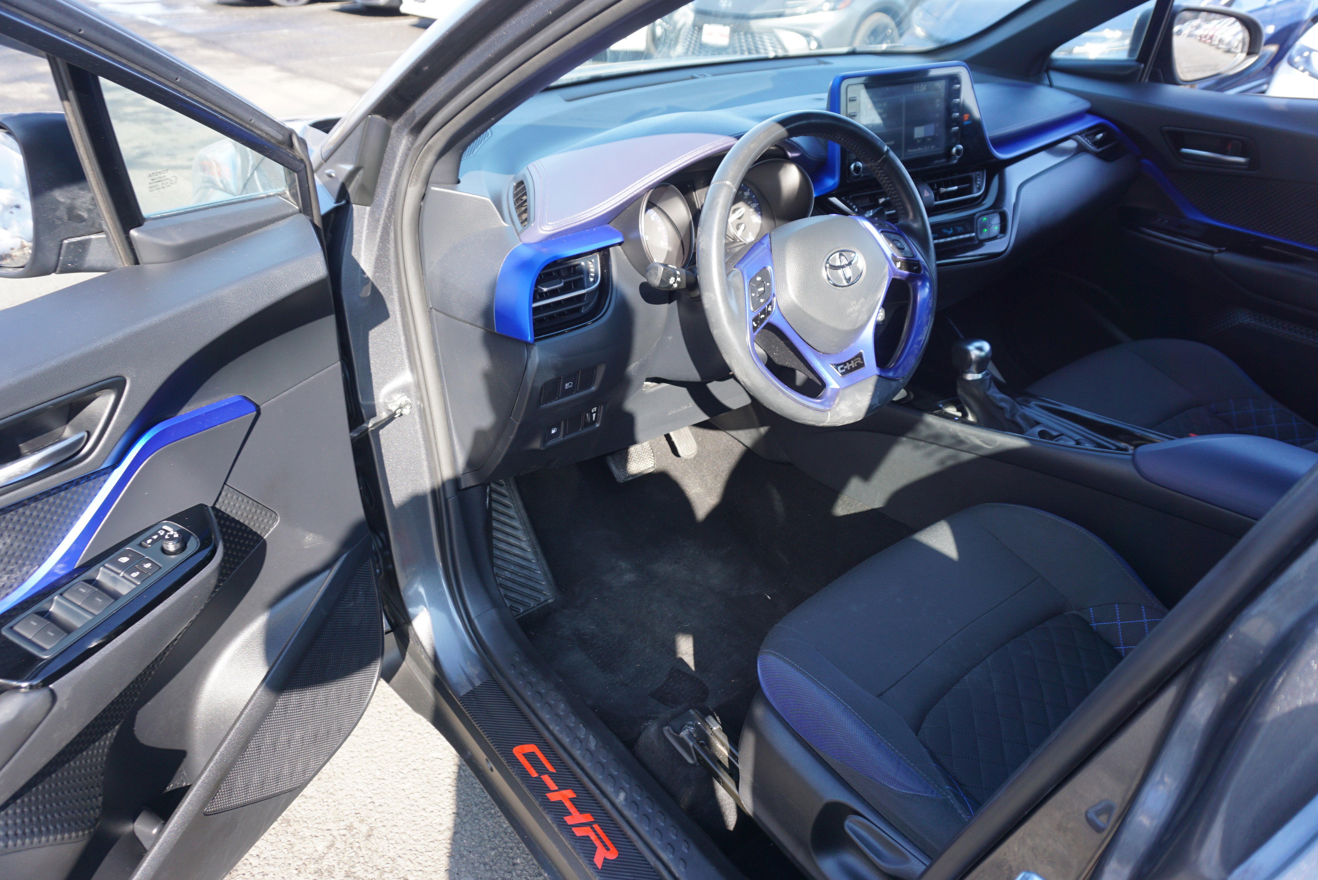 Used 2022 Toyota C-HR XLE image 7