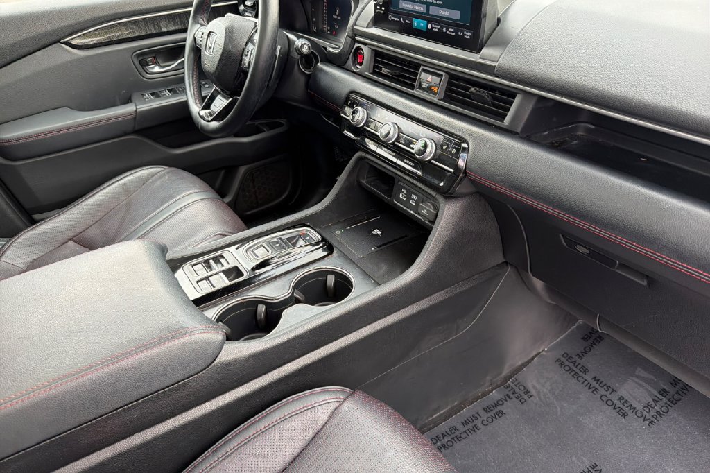 Certified 2025 Honda Pilot Black Edition image 13