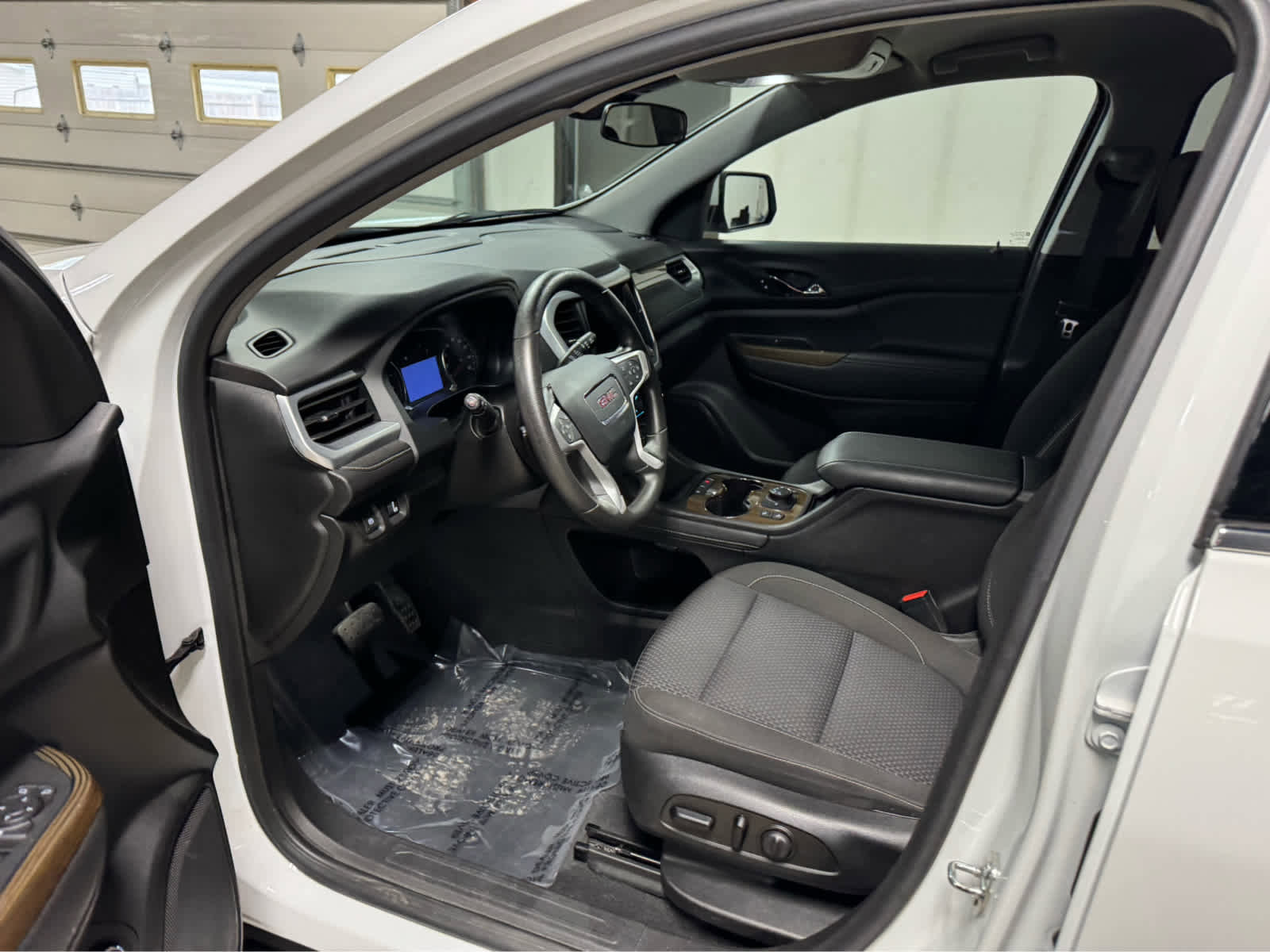 Certified 2023 GMC Acadia SLE w/ Driver Convenience Package image 14