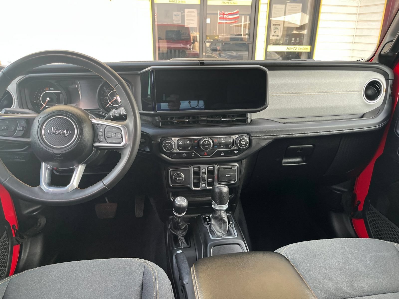 Used 2025 Jeep Wrangler Unlimited Sahara AWD/4WD image 32