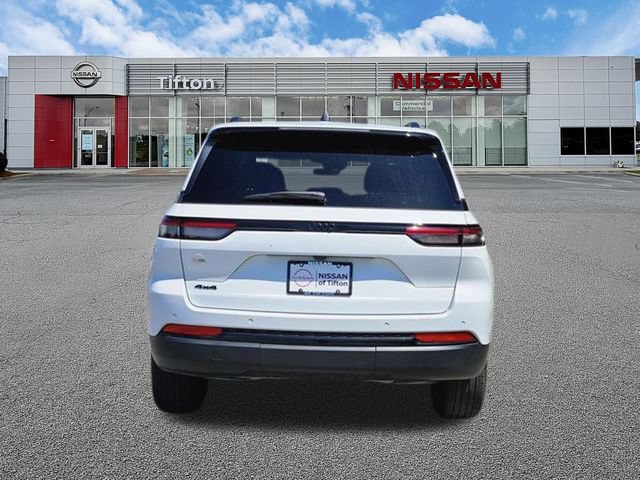 Used 2025 Jeep Grand Cherokee Altitude AWD/4WD image 5