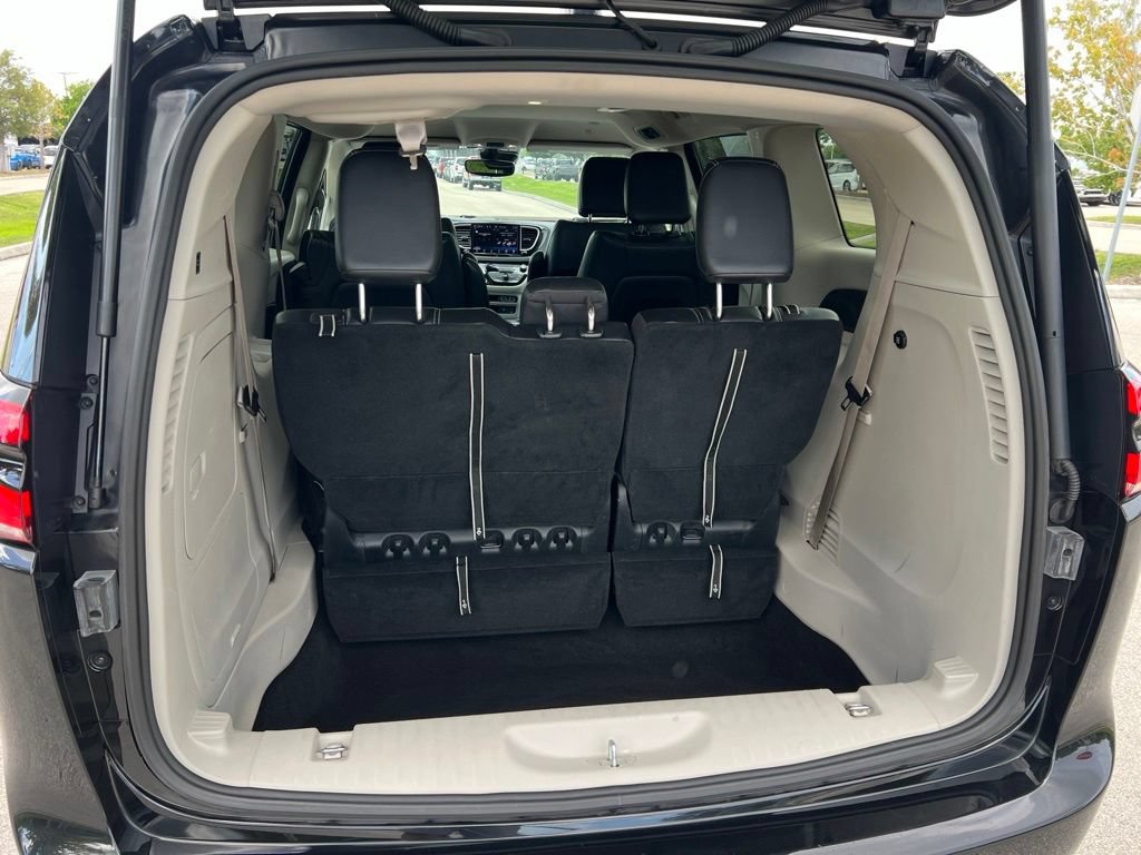 Used 2022 Chrysler Pacifica Touring-L FWD image 18
