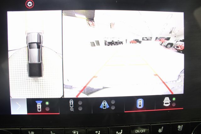 Used 2024 GMC Canyon Denali image 3