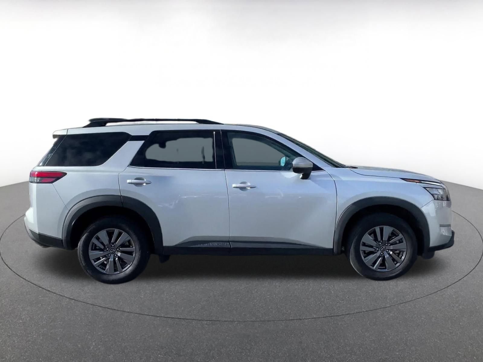 Used 2025 Nissan Pathfinder SV image 16