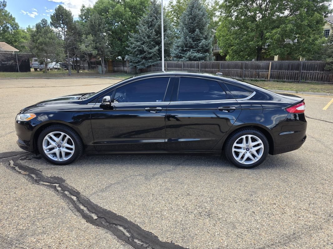 Used 2016 Ford Fusion SE FWD image 2