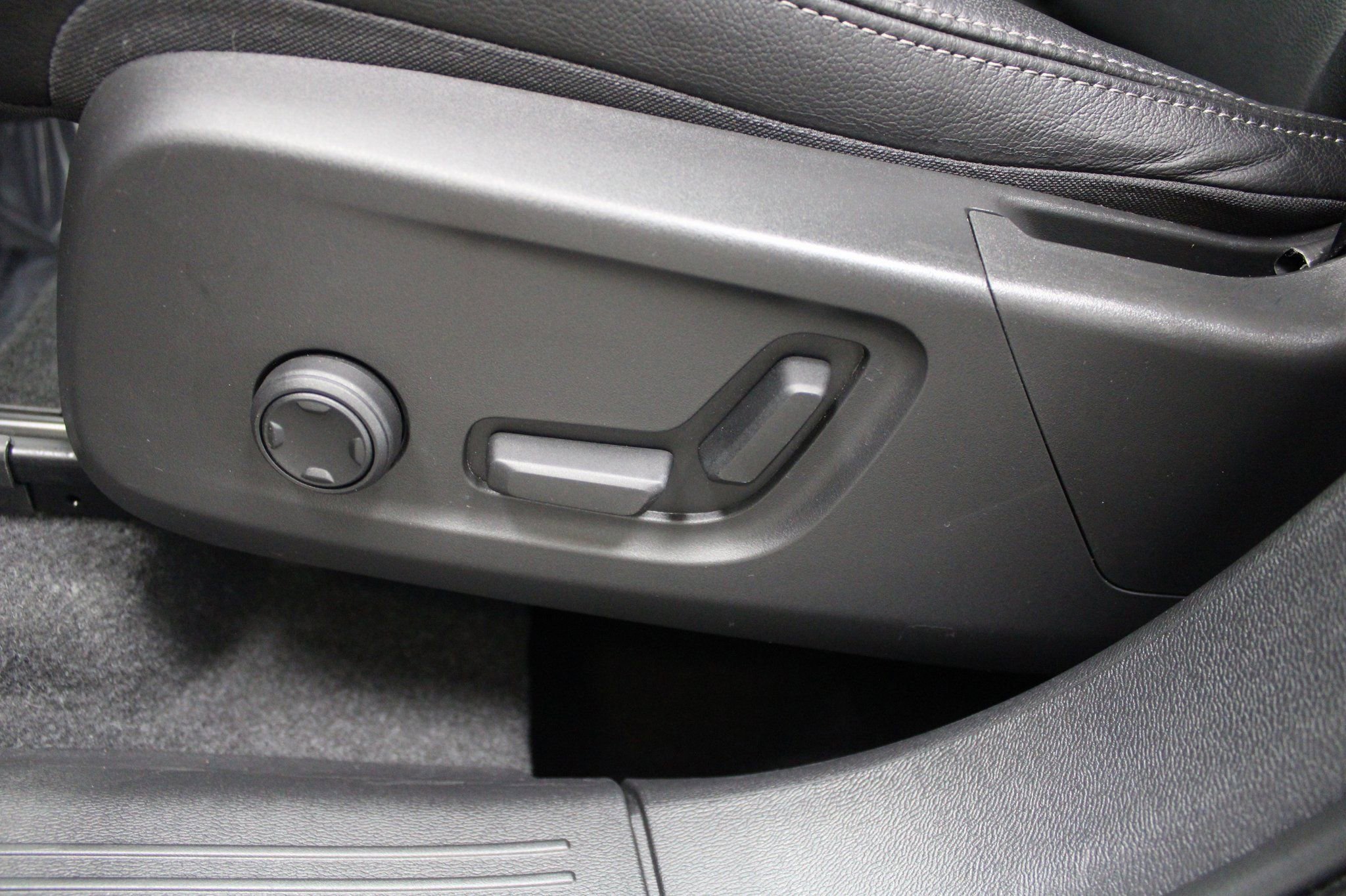 Used 2021 Volvo XC40 T5 Momentum image 15