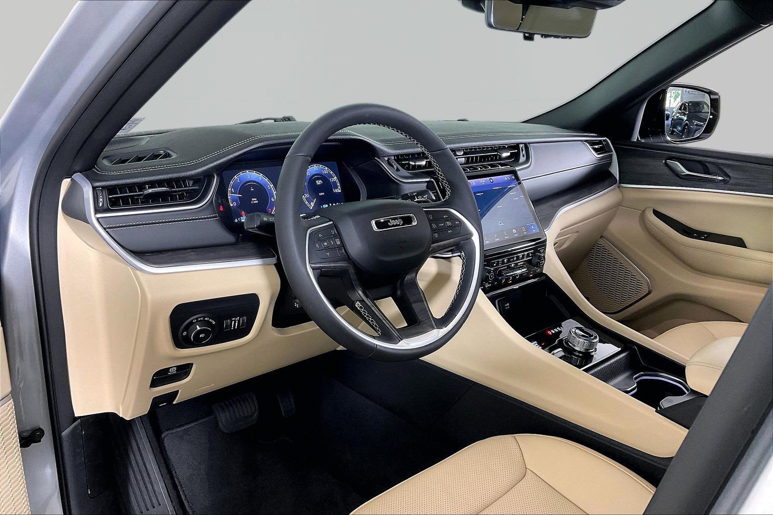 Used 2024 Jeep Grand Cherokee Limited w/ Luxury Tech Group II AWD/4WD image 14