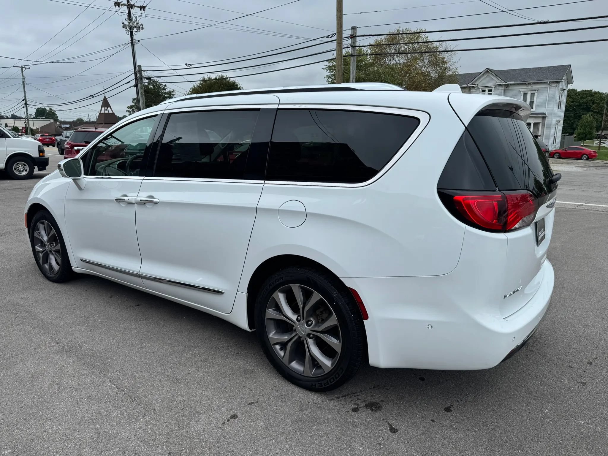 Used 2018 Chrysler Pacifica Limited w/ Tire & Wheel Group FWD image 9