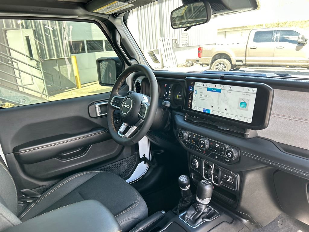 Used 2024 Jeep Wrangler Unlimited Sahara AWD/4WD image 33