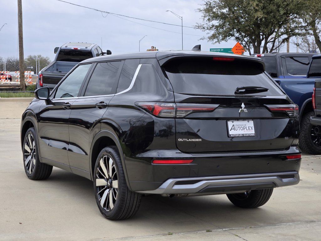 New 2026 Mitsubishi Outlander LE FWD image 3