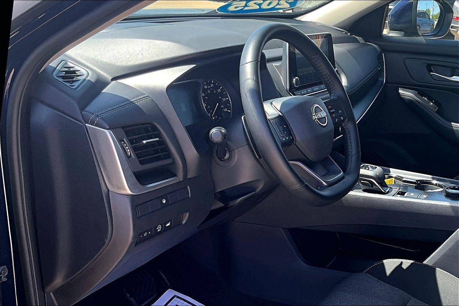 Used 2025 Nissan Rogue SV AWD/4WD image 17