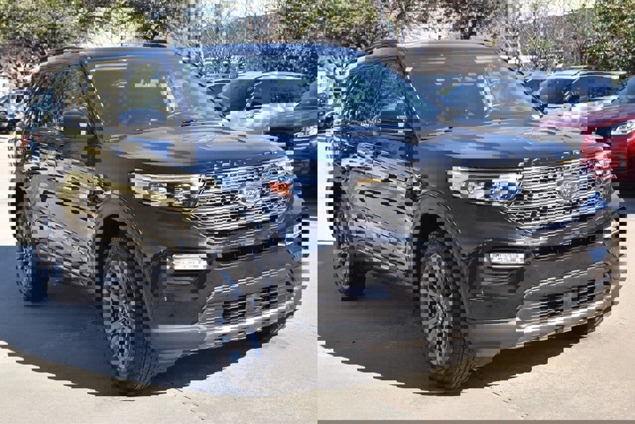 Used 2023 Ford Explorer XLT w/ Equipment Group 202A image 4