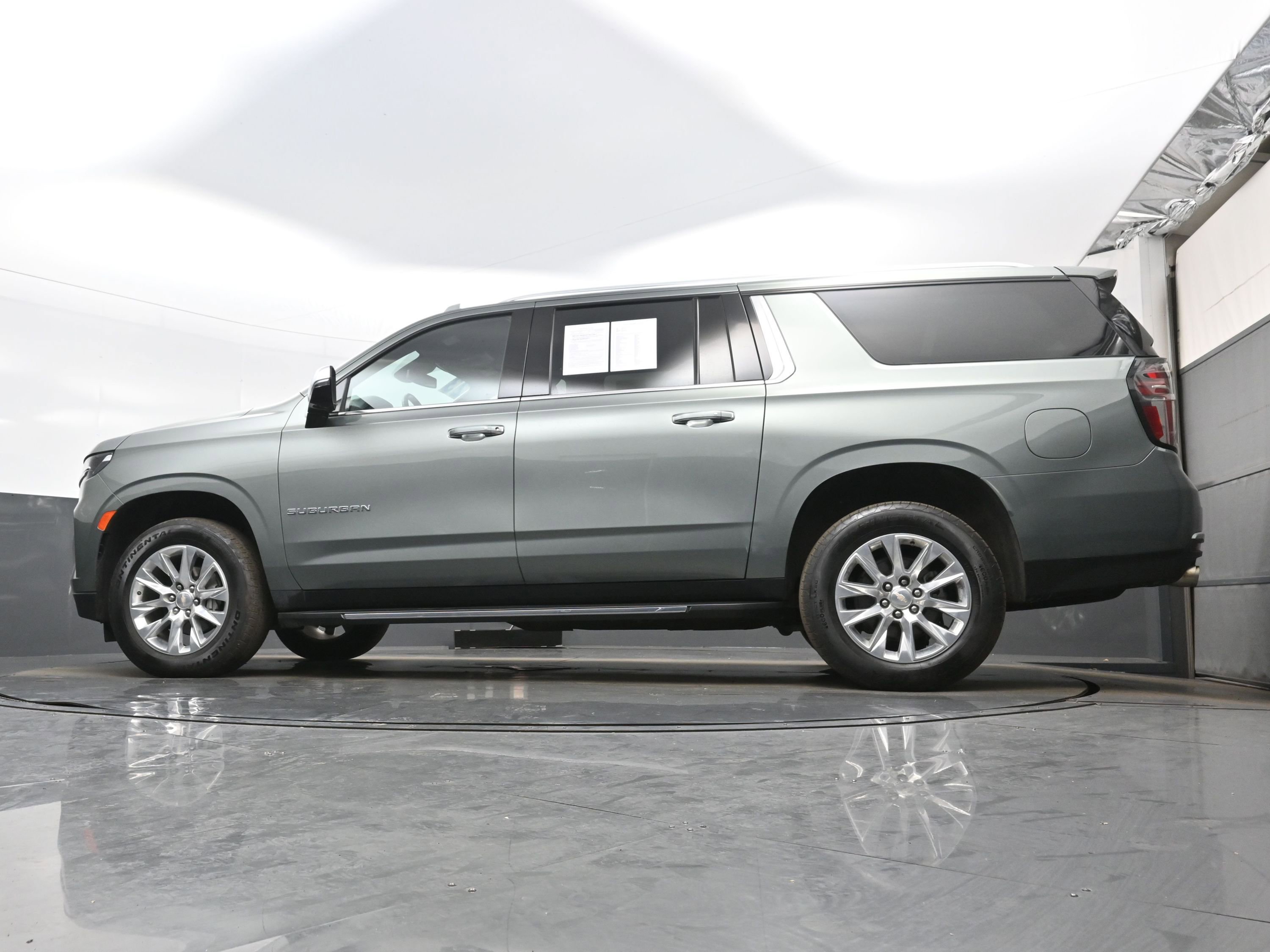 Used 2023 Chevrolet Suburban Premier AWD/4WD image 28