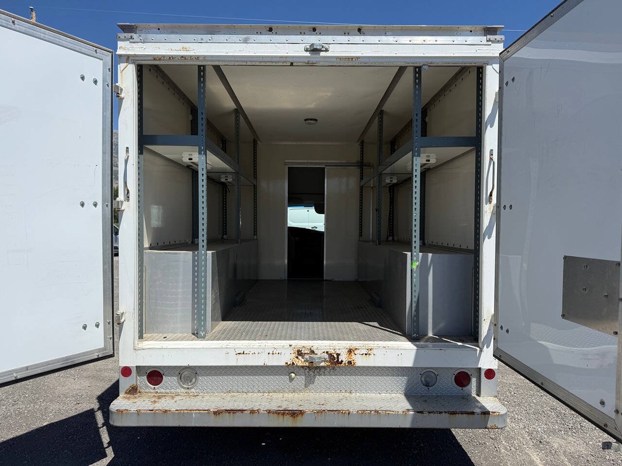 Used 2005 Ford E-350 and Econoline 350 Super Duty RWD image 14