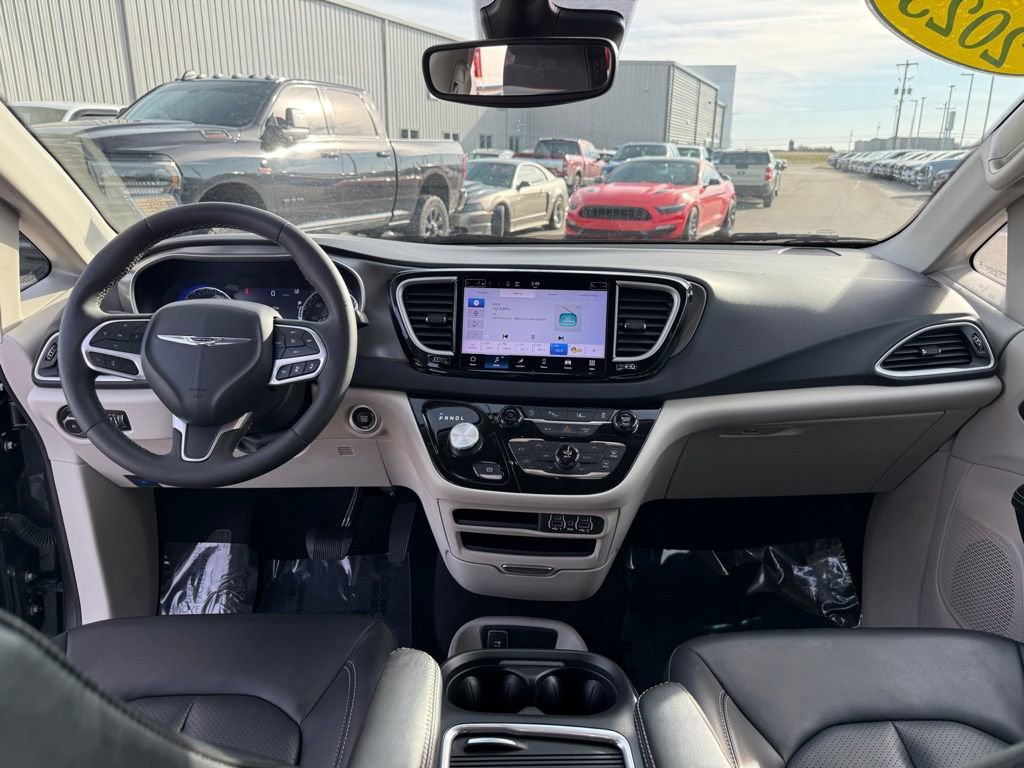 Used 2023 Chrysler Pacifica Touring-L image 11