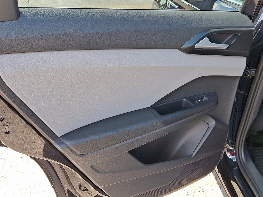 Used 2022 Volkswagen Taos SEL image 19