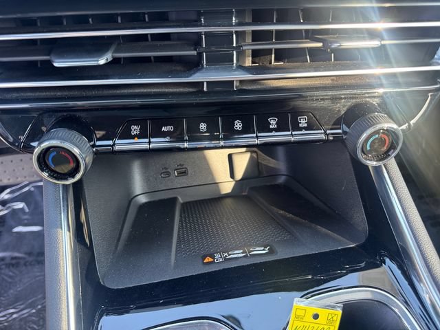 Used 2025 Chevrolet Traverse Z71 w/ Enhanced Driving Package AWD/4WD image 17