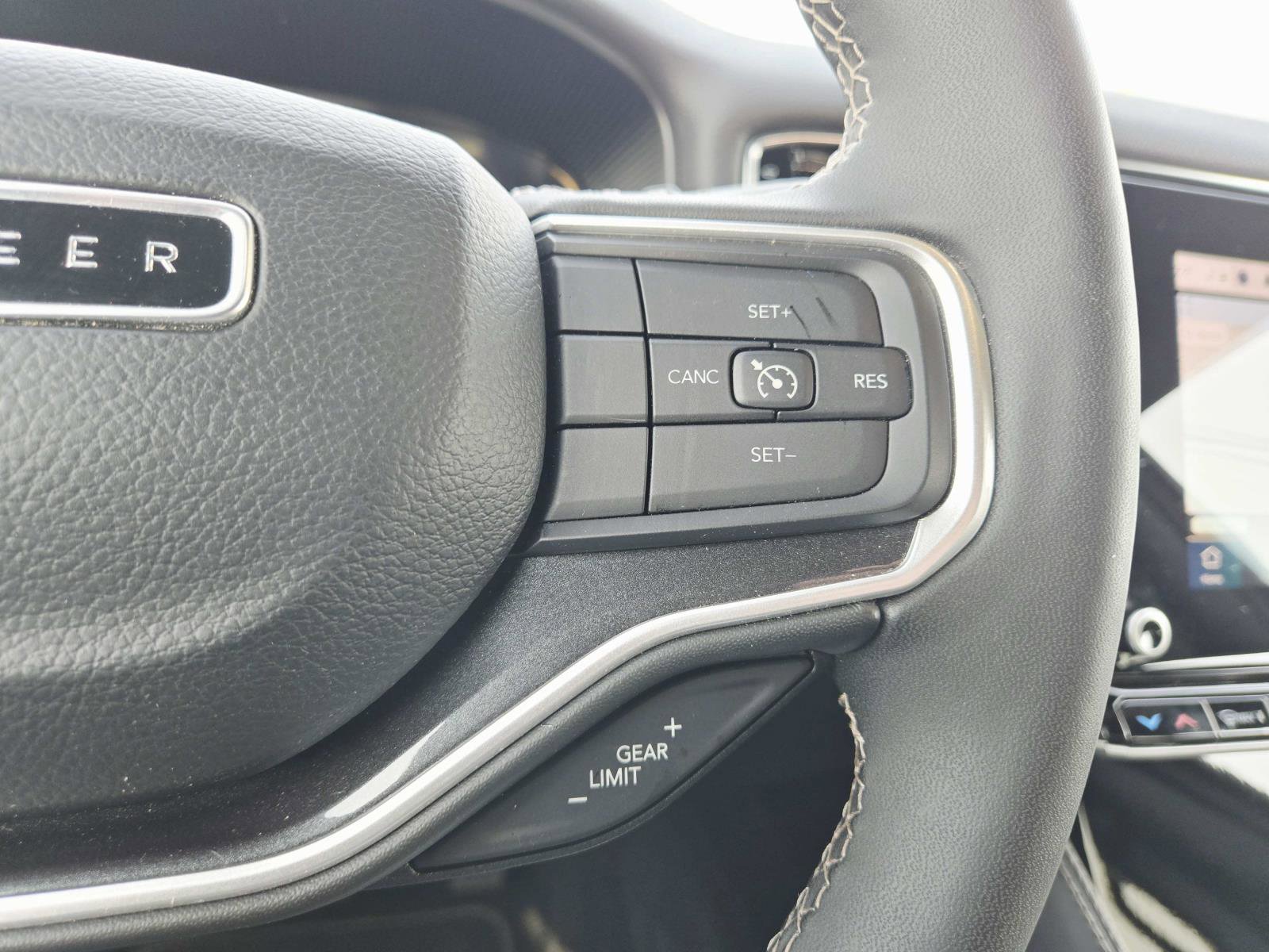 Used 2024 Jeep Wagoneer L 4WD w/ Premium Group I image 29