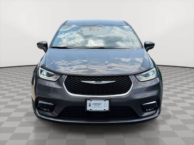 Used 2022 Chrysler Pacifica Touring-L FWD image 2