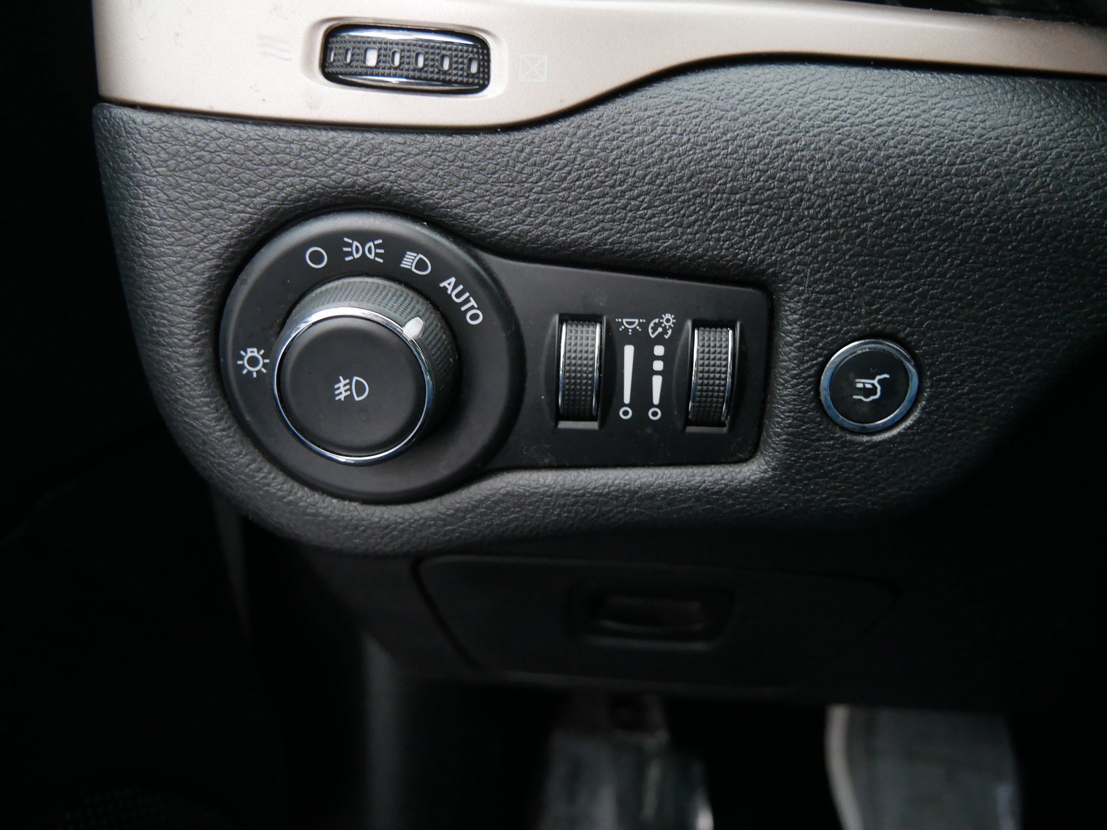 Used 2018 Jeep Cherokee Limited image 26