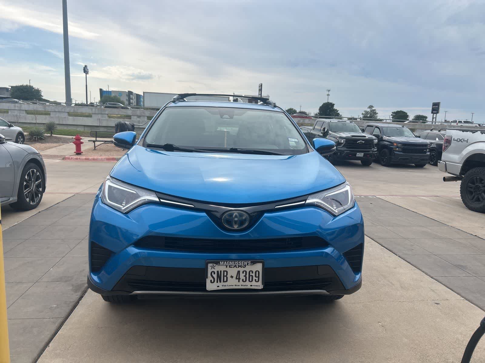 Used 2018 Toyota RAV4 LE AWD/4WD image 4