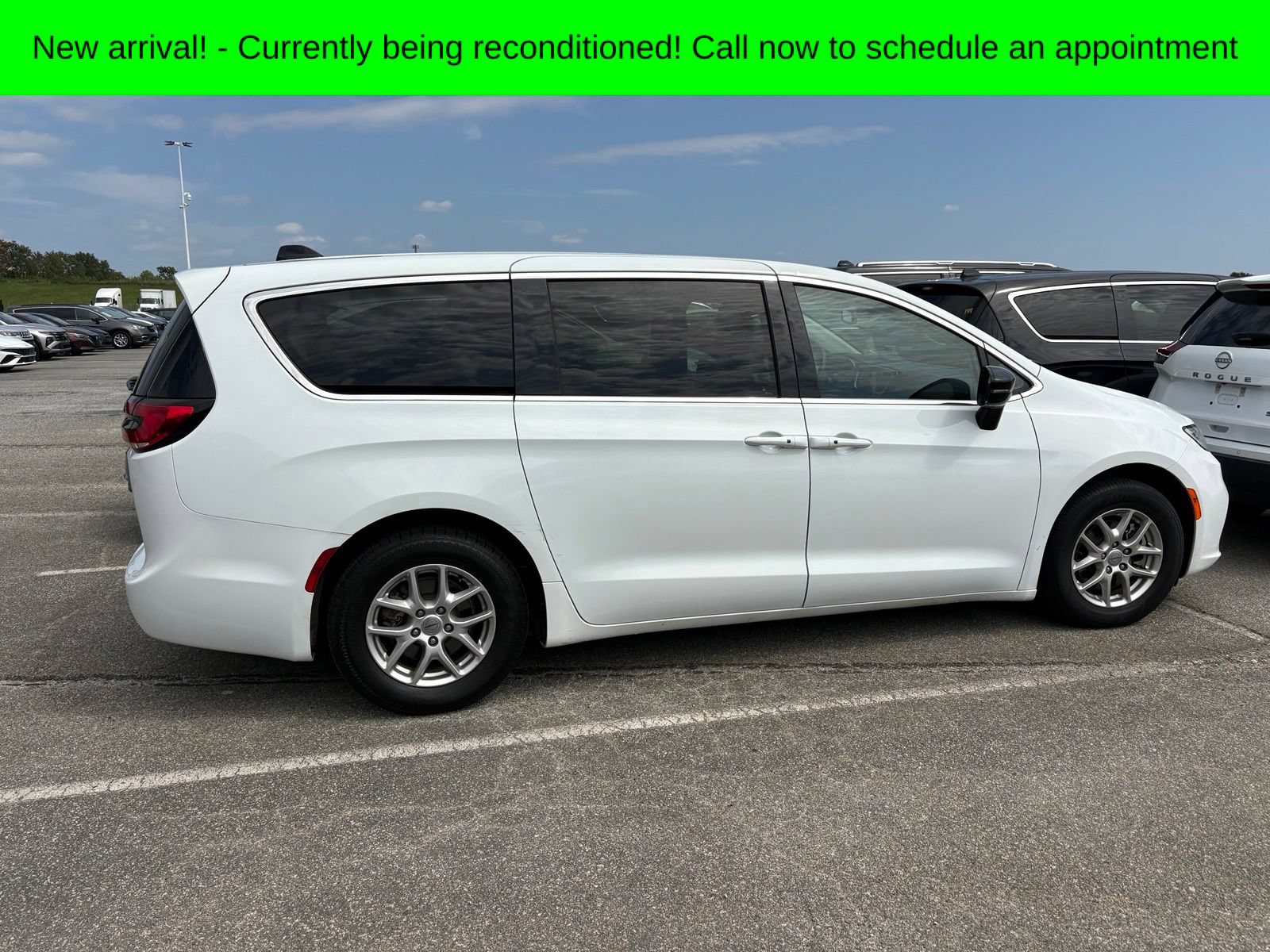 Used 2024 Chrysler Pacifica Touring-L FWD image 3