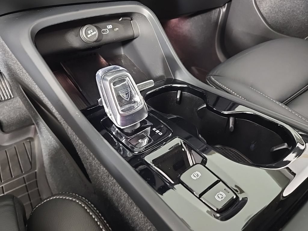 Certified 2023 Volvo XC40 B5 Ultimate w/ Climate Package AWD/4WD image 24