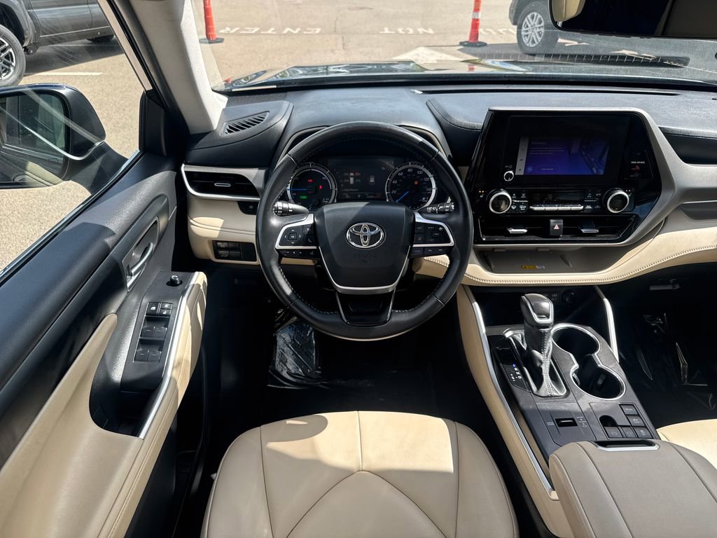 Used 2025 Toyota Highlander XLE AWD/4WD image 23