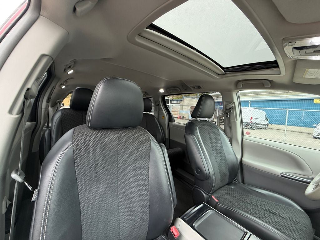 Used 2013 Toyota Sienna SE FWD image 27