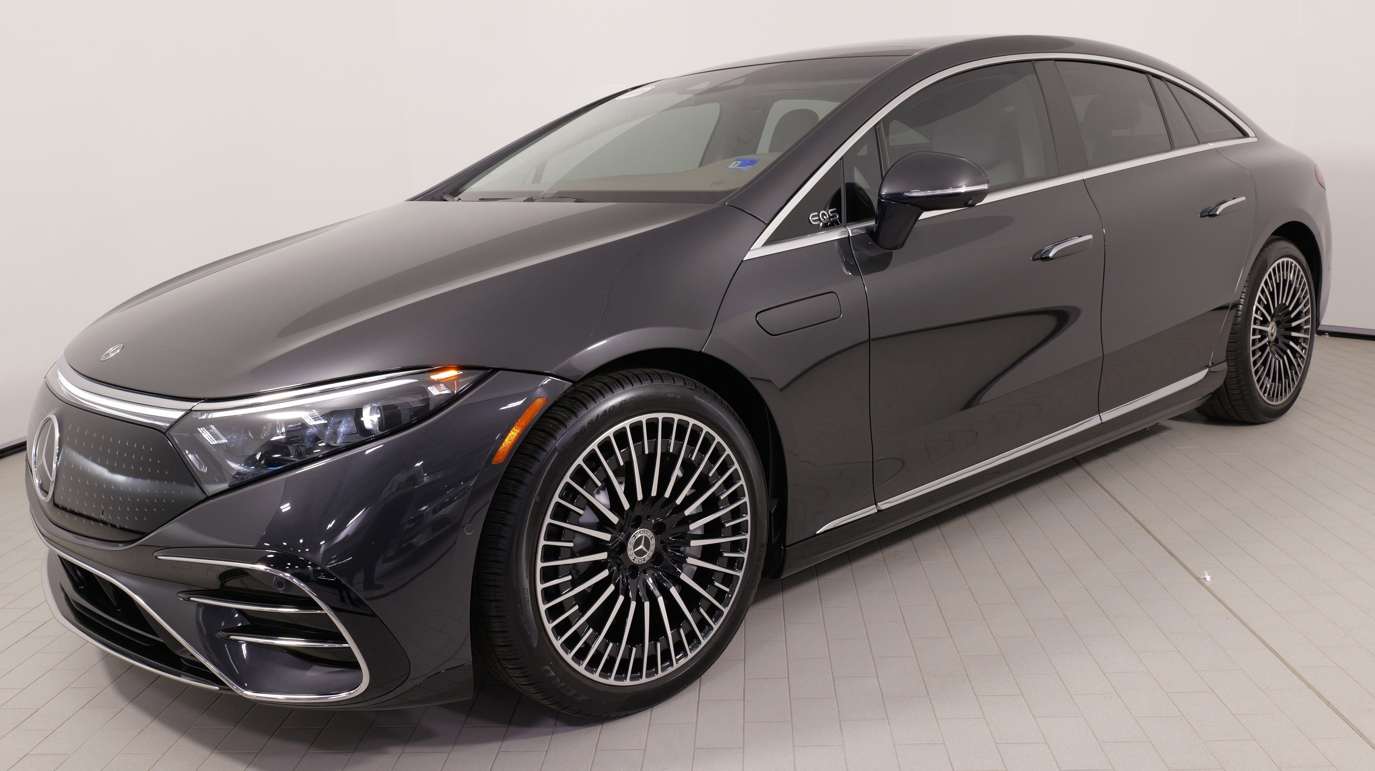 Used 2023 Mercedes-Benz EQS 580 4MATIC Sedan image 3