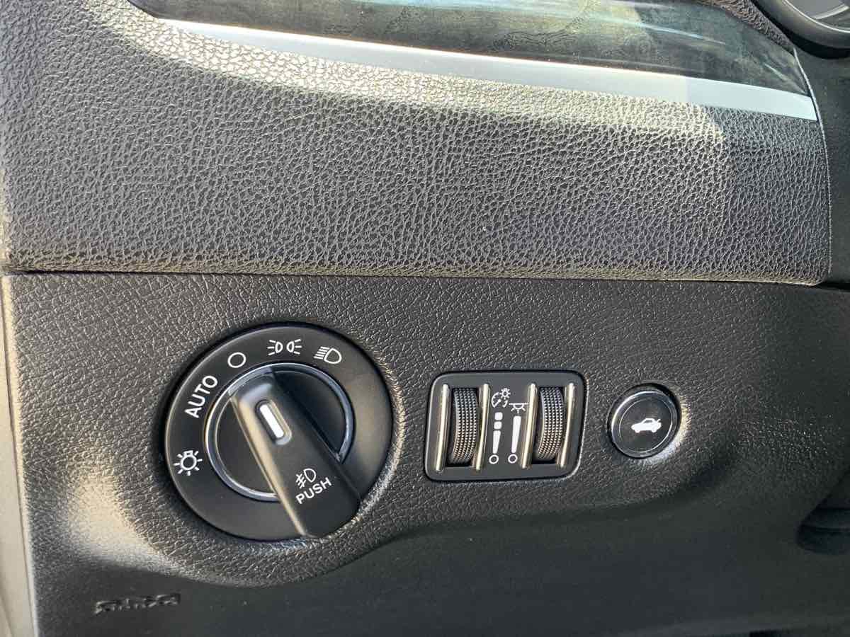 Used 2020 Chrysler 300 Limited image 13