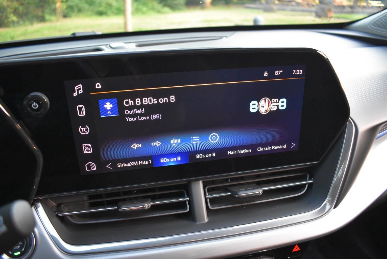 Used 2024 Chevrolet Trax LT w/ Sunroof Package FWD image 28