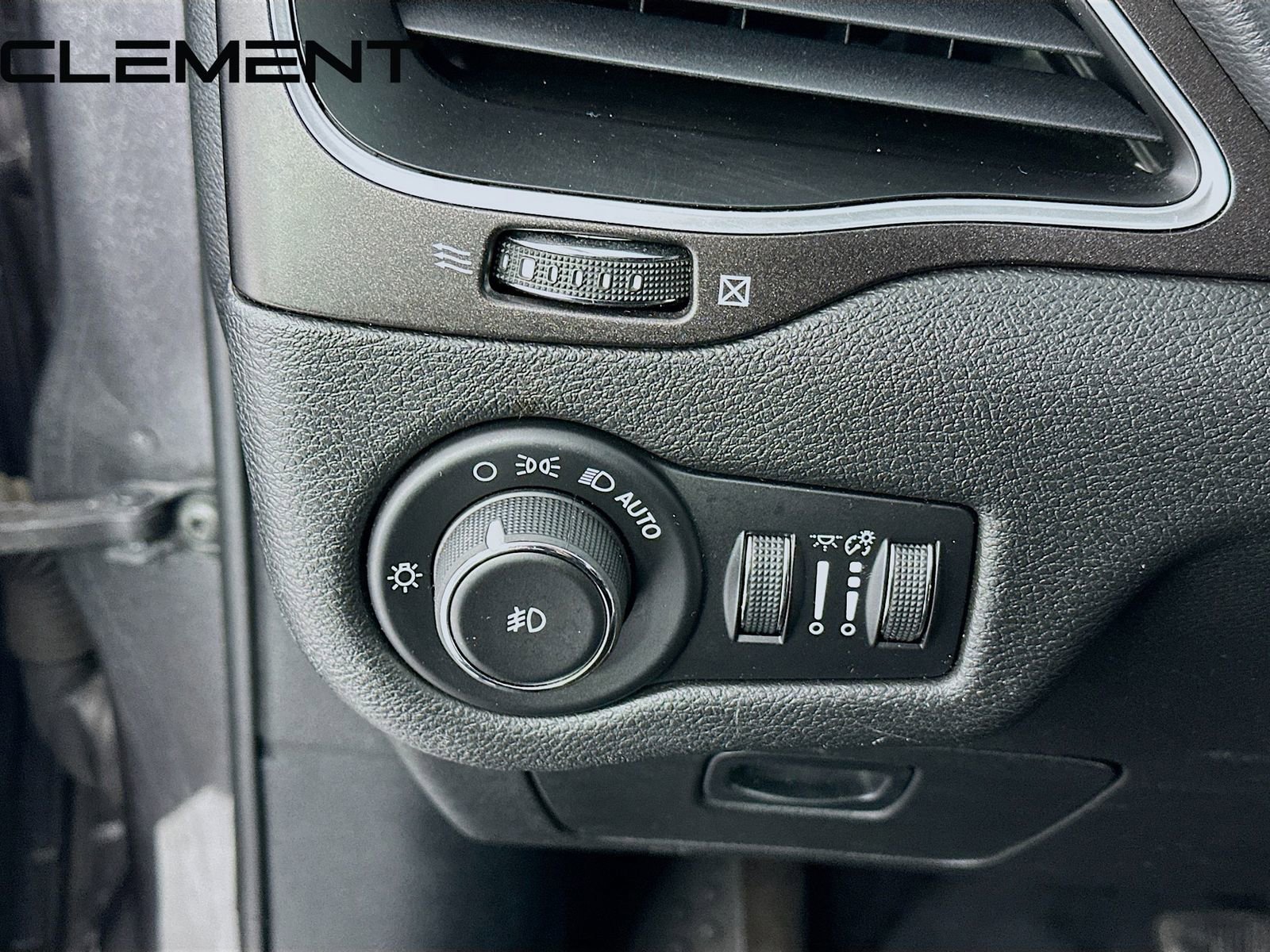 Used 2019 Jeep Cherokee Trailhawk w/ Cold Weather Group image 13