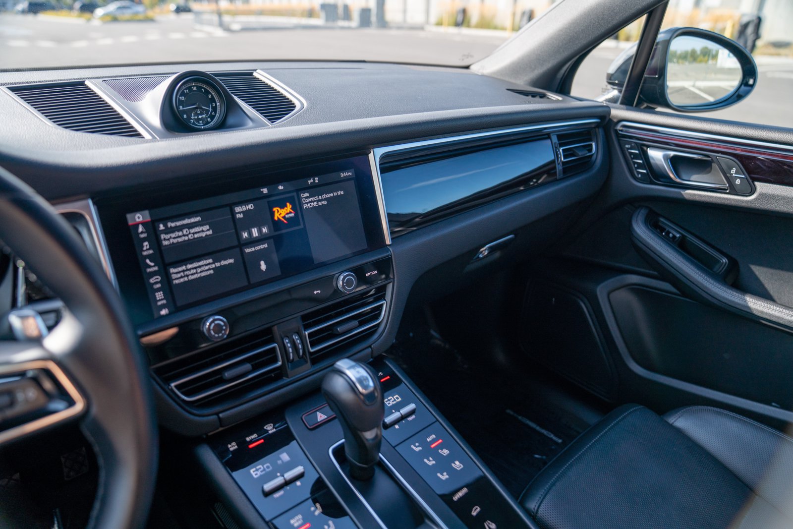 Certified 2024 Porsche Macan AWD/4WD image 17