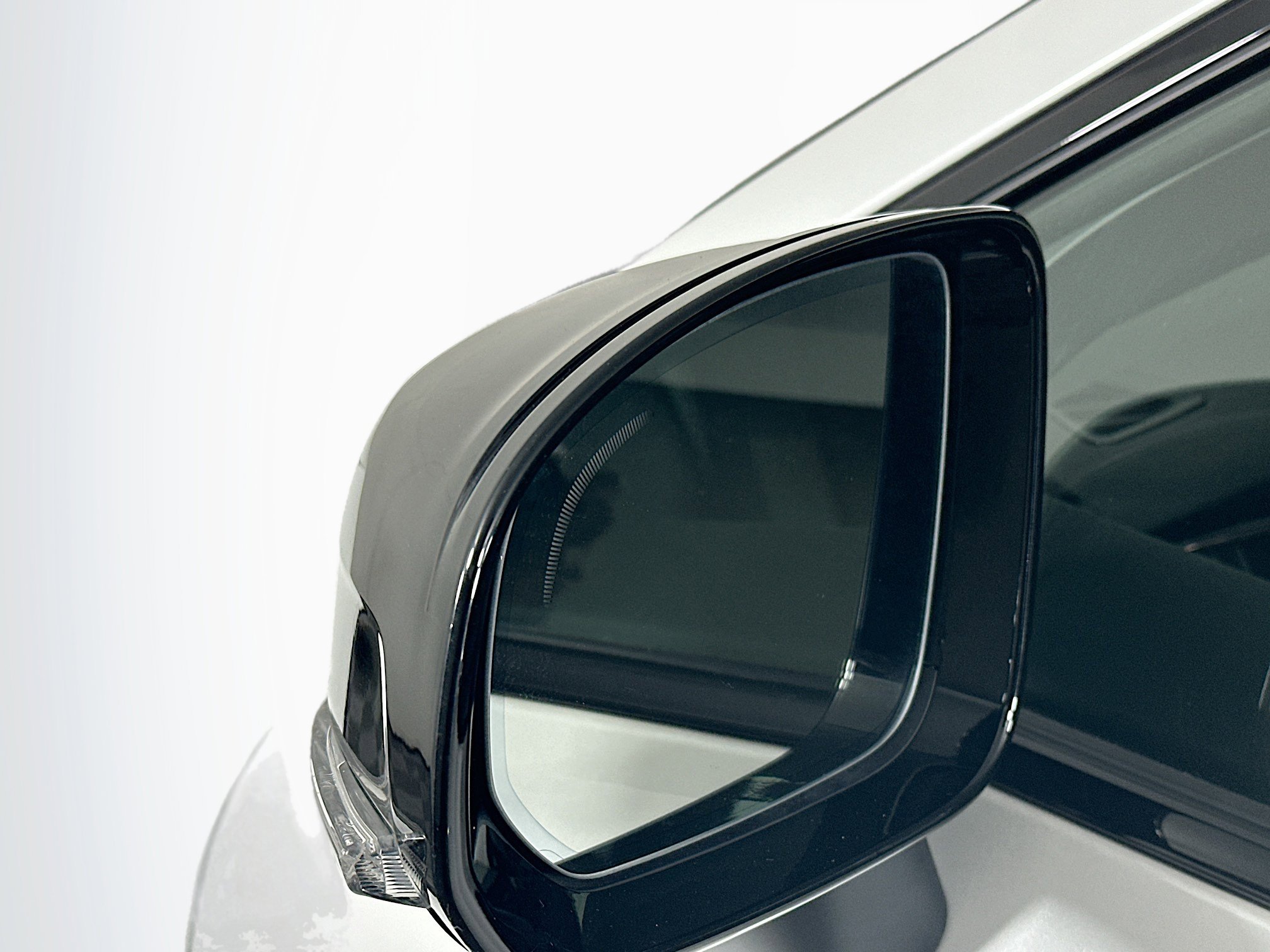Used 2025 Volvo XC60 B5 Plus image 16