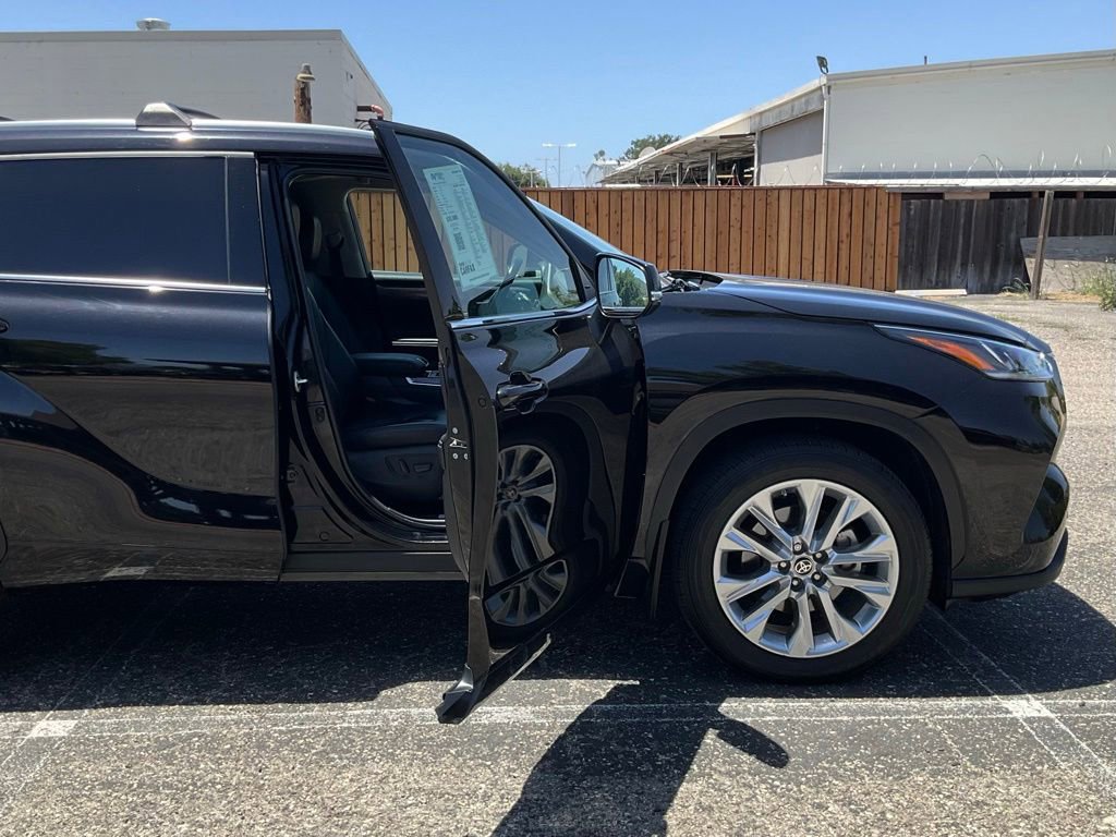 Used 2021 Toyota Highlander Limited FWD image 31