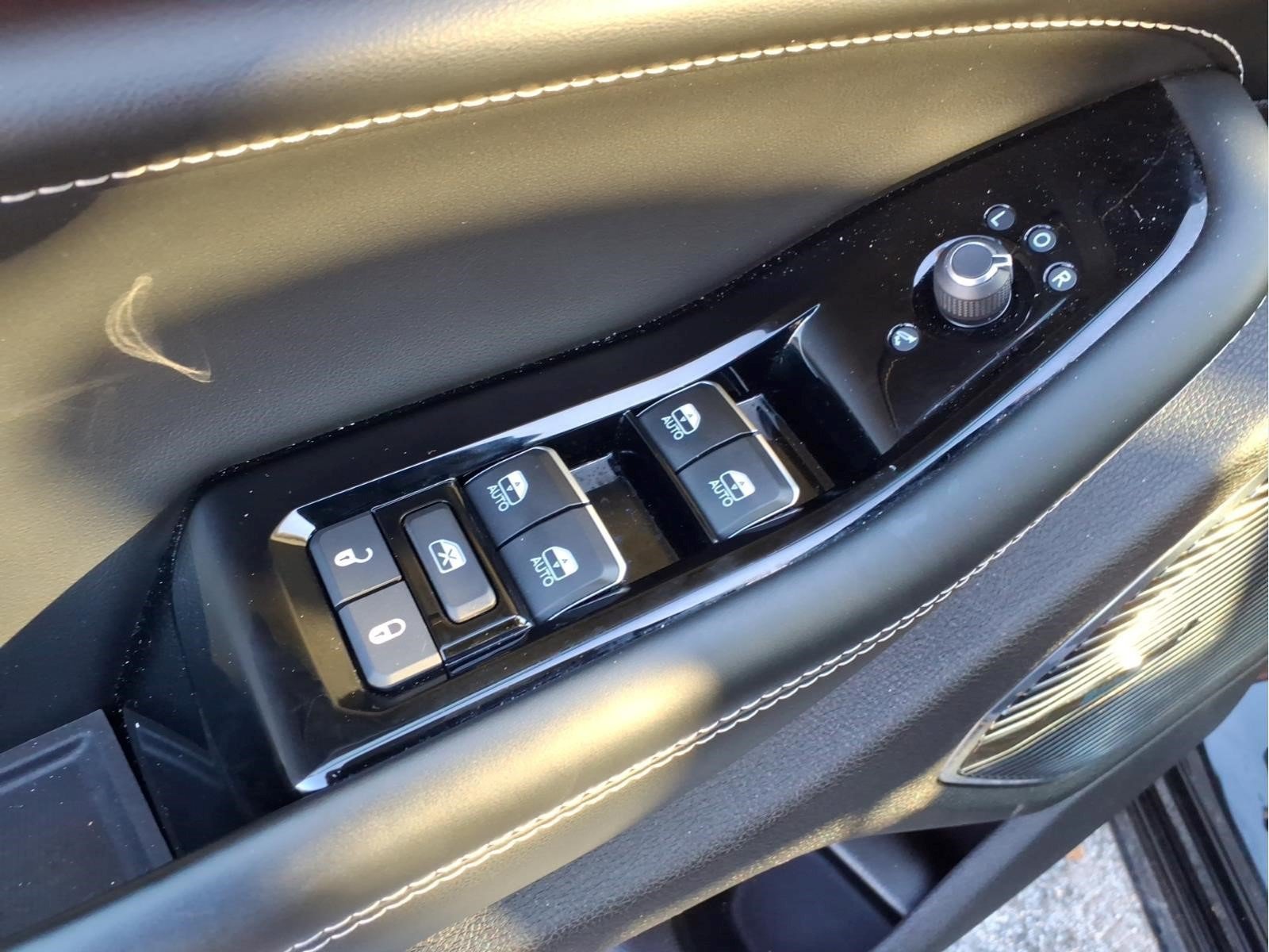 Used 2025 Jeep Grand Cherokee Overland w/ Advanced Protech Group III AWD/4WD image 25