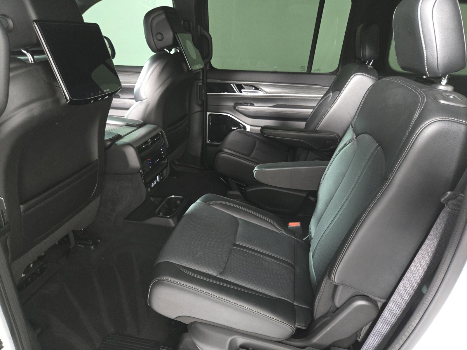 Used 2024 Jeep Wagoneer L Series III w/ Premium Group I image 12