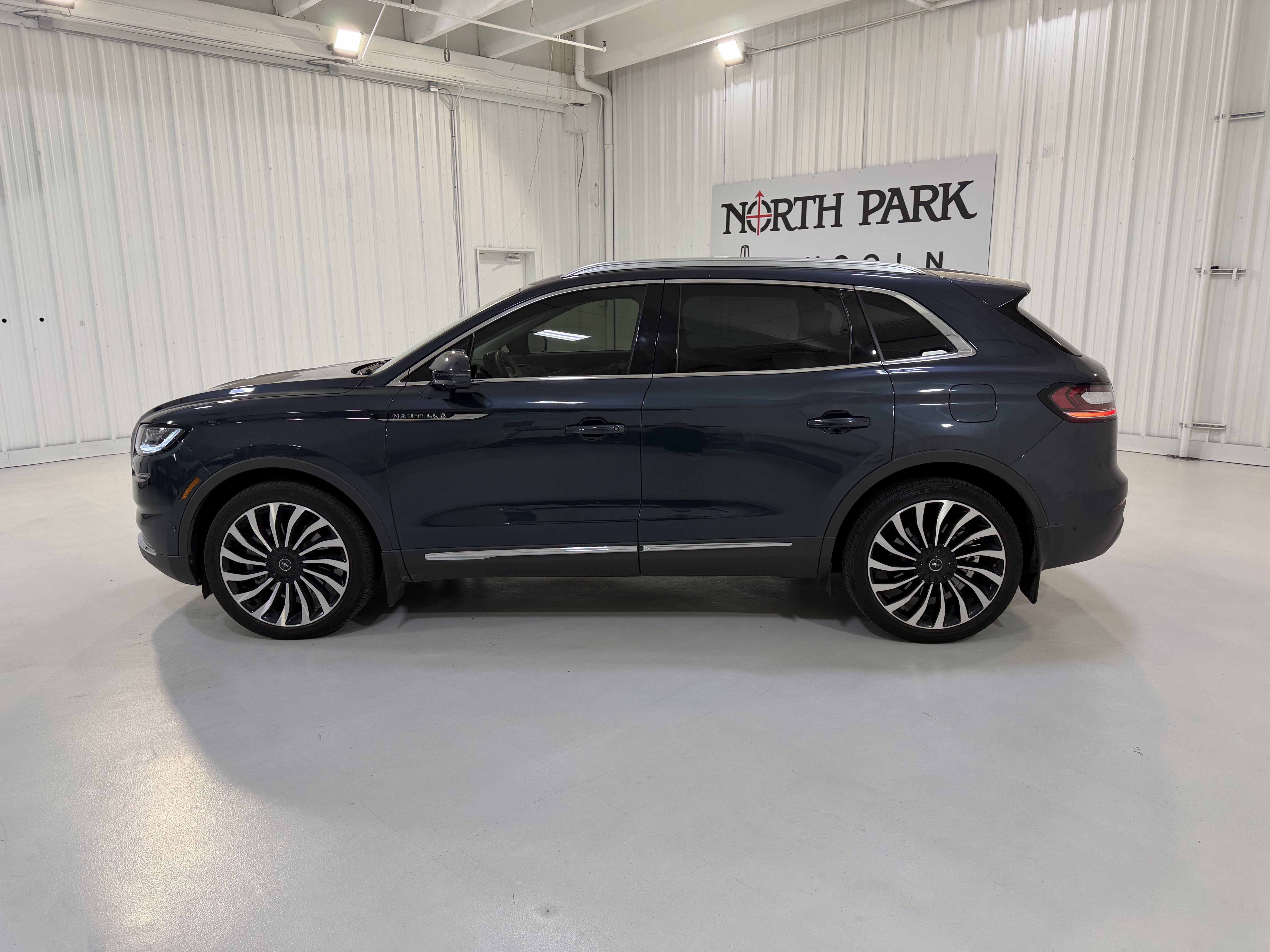 Used 2022 Lincoln Nautilus Black Label w/ Class II Trailer Tow Package AWD/4WD image 2