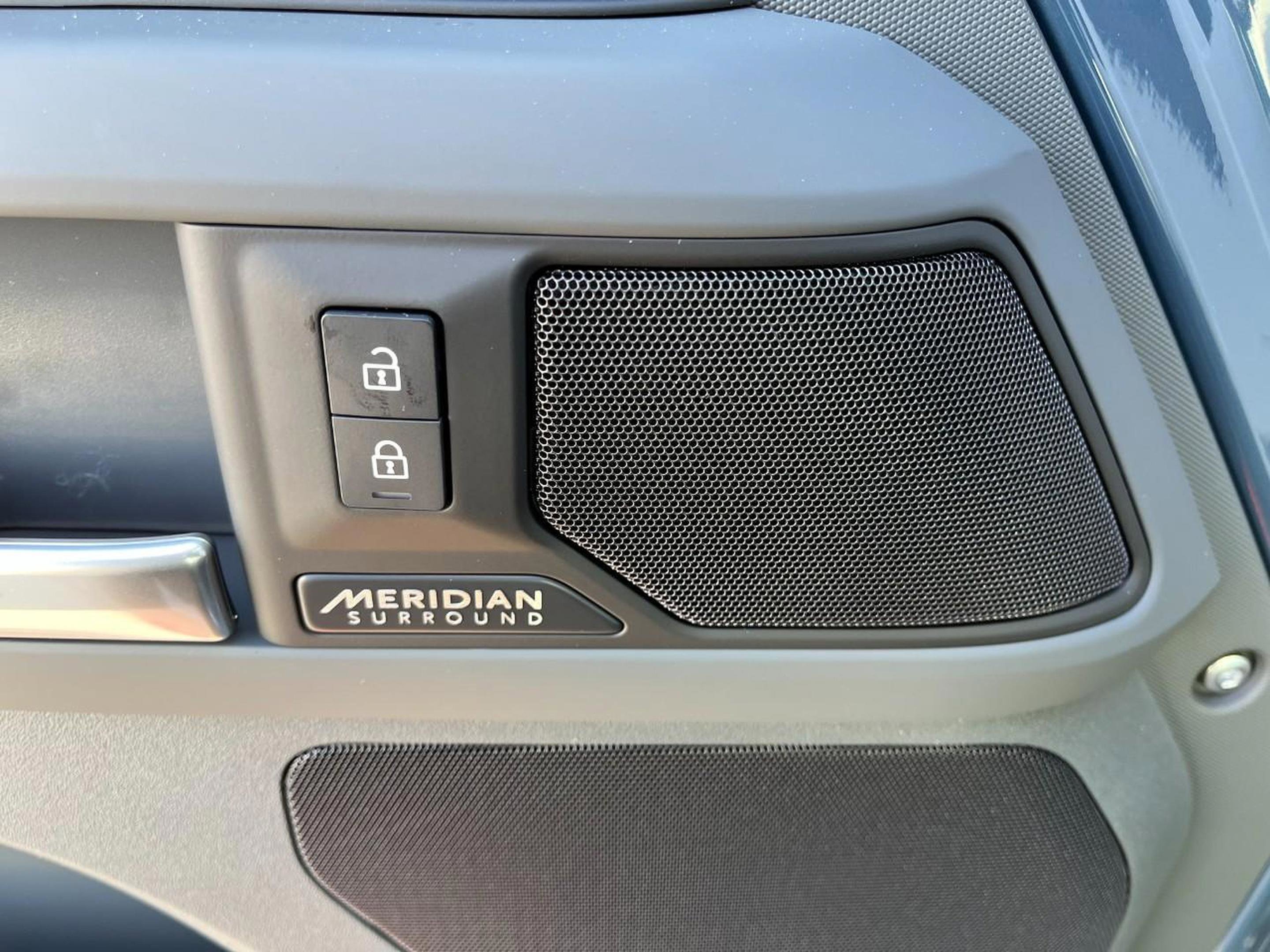 Certified 2025 Land Rover Defender 110 X-Dynamic SE image 31