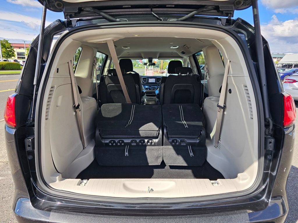 Used 2022 Chrysler Voyager LX FWD image 10
