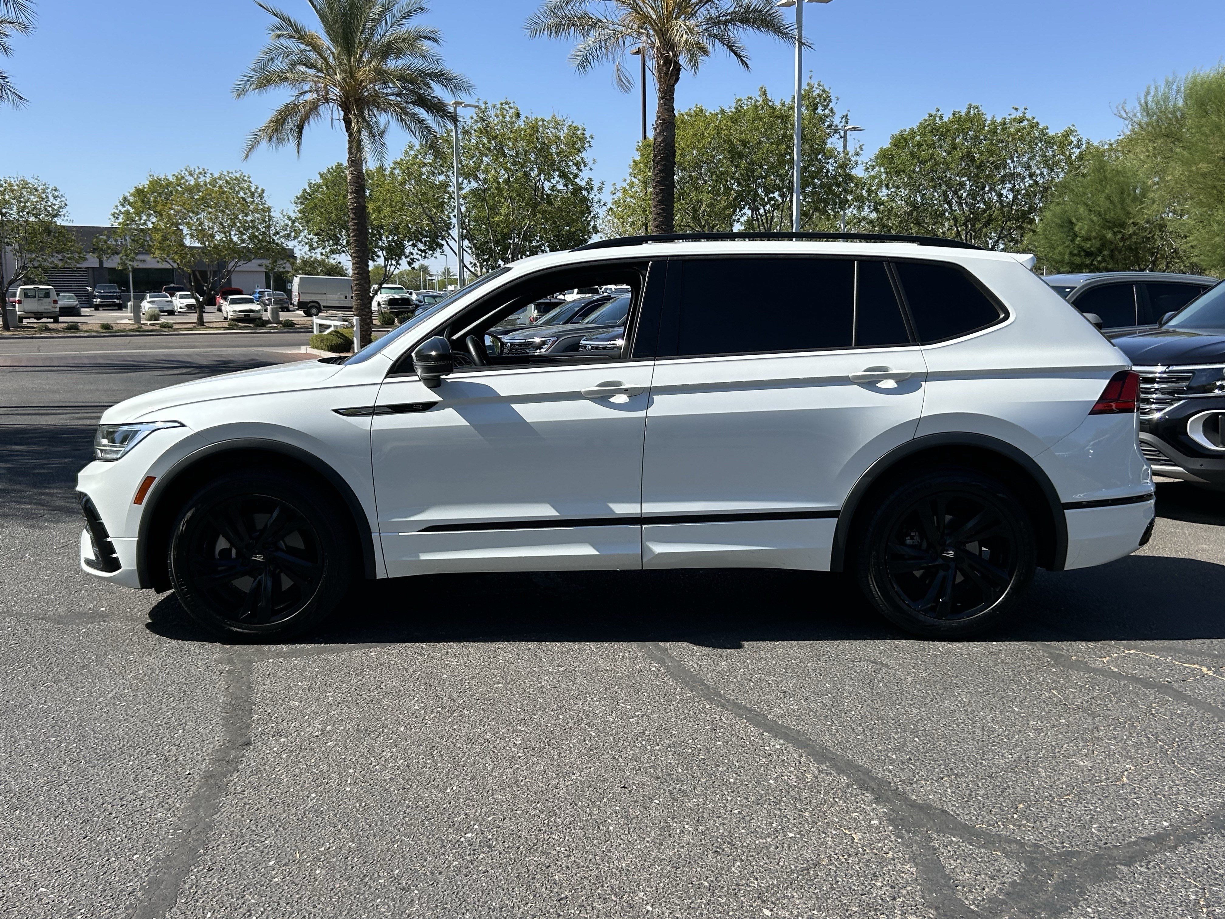 Used 2023 Volkswagen Tiguan SE R-Line FWD image 2
