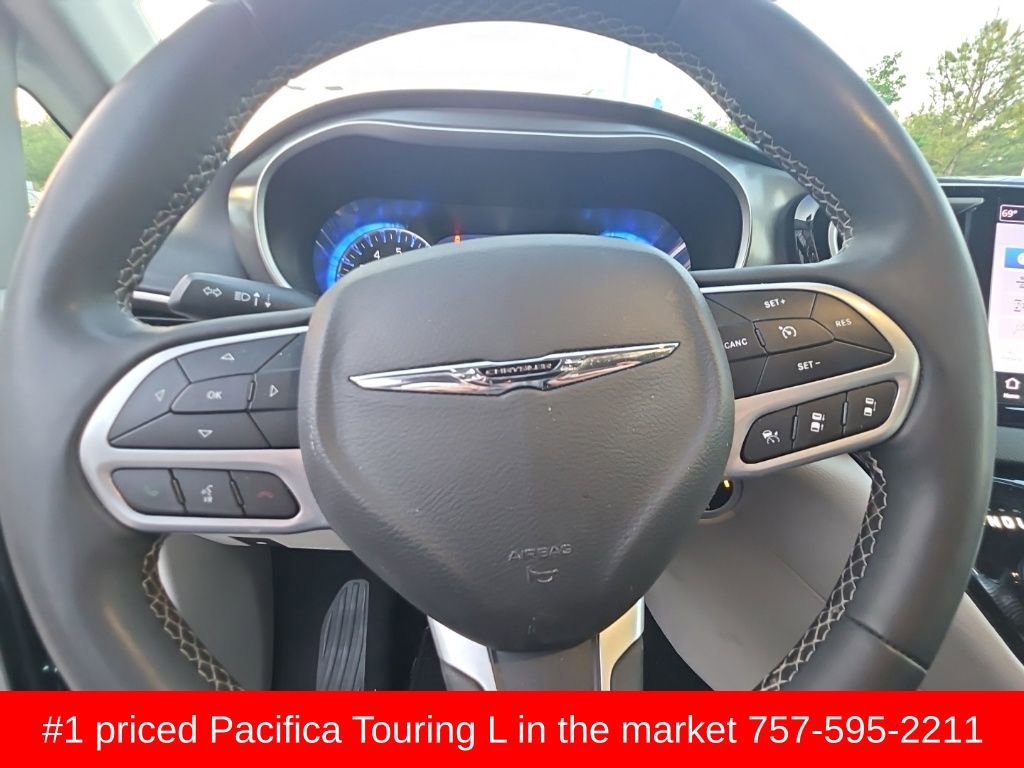 Used 2023 Chrysler Pacifica Touring-L image 16